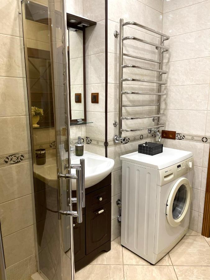 Apartment On Franka Lviv Bagian luar foto